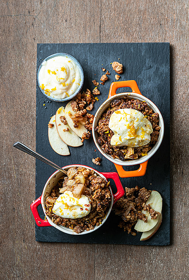 Skořicový crumble s chilli, karamelizovanými jablíčky a mascarpone