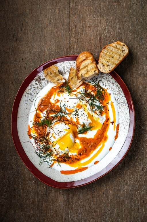 Pošírovaná vejce se slaným jogurtem a domácí chili pastou